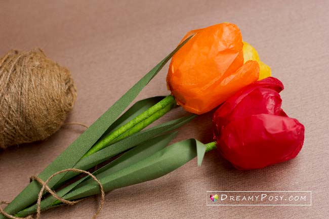 Tissue paper Tulip tutorial and free template #paperflowers #flowertutorial #flowertemplate